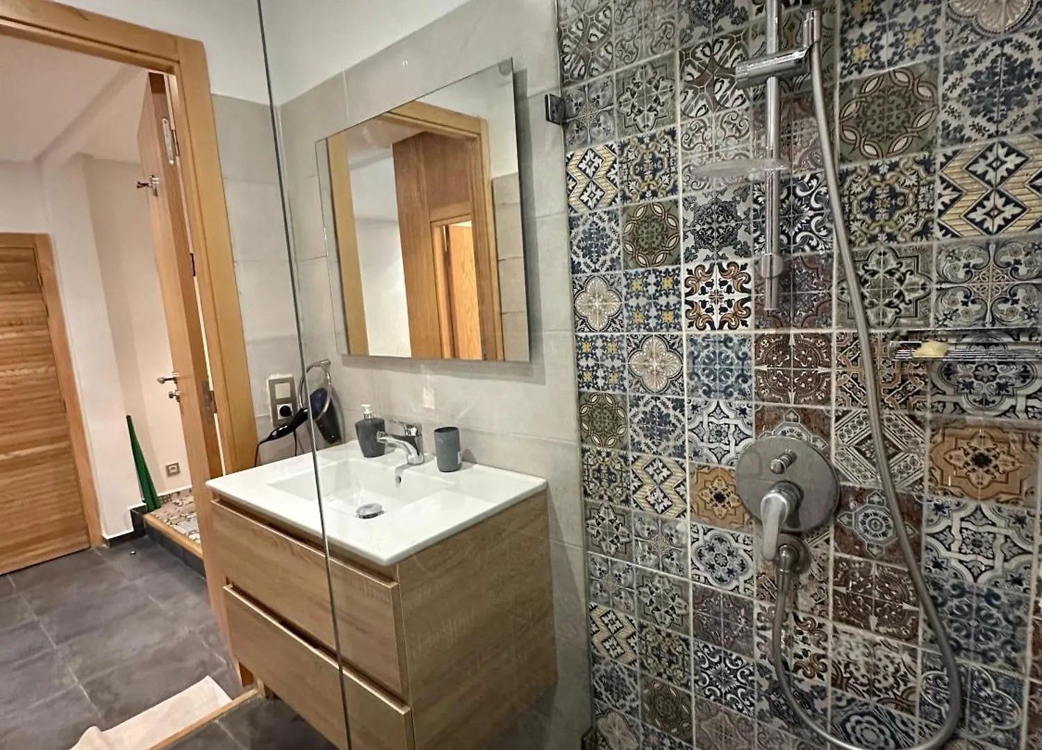 Appartement Lumineux Bien Equipe Derriere Hotel Idou Anfa Pas De Vis-A-Vis Casablanca Apartment